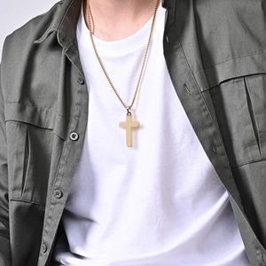 Polierte goldene Kreuzkette aus Edelstahl für einen minimalistischen Alltagsmode-Look