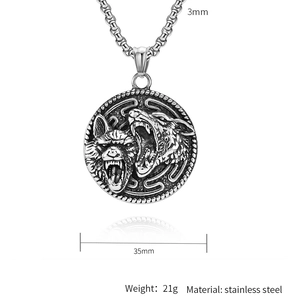 Vue détaillée du pendentif loup viking de 35mm avec chaîne en acier inoxydable de 3mm