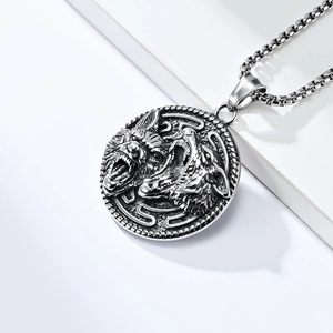 Détail du pendentif Viking tête de loup avec chaîne à perles carrées en acier poli