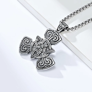 Collana con pendente a croce celtica vintage in acciaio inossidabile con nodi intricati