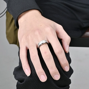 Unisex hammered honeycomb pattern stainless steel spinning ring with silver finish