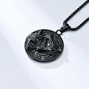 Vue détaillée du pendentif loup viking noir avec une chaîne à mailles carrées en acier