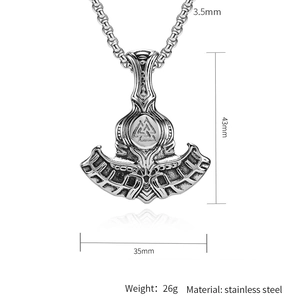 Λεπτομερής άποψη του μενταγιόν Viking Valknut από ατσάλι με διαστάσεις μεγέθους
