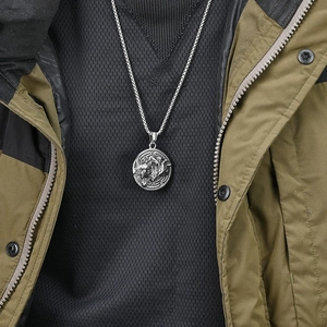 Collier médaillon tête de loup viking vintage en acier titane pour tenue style sombre homme
