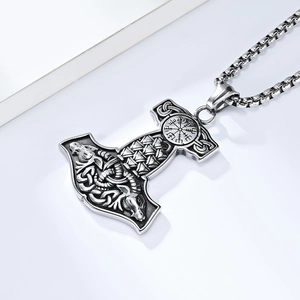 Gros plan détaillé du pendentif Mjölnir viking avec marteau de Thor et tête de bélier