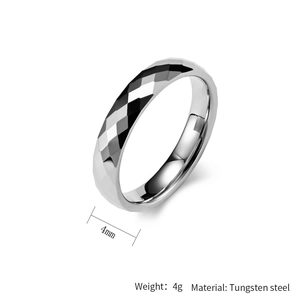 Vue détaillée d'une bague en tungstène de 4mm avec surface géométrique taille diamant