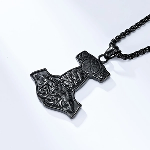 Gros plan du pendentif Mjölnir noir avec le symbole Vegvísir et des nœuds celtiques complexes