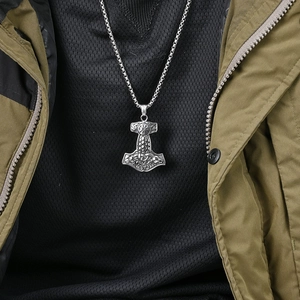 Vue détaillée du collier pendentif Mjölnir viking avec runes nordiques sur un mannequin homme
