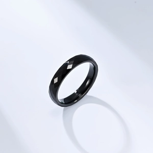 Bague en acier de tungstène noir 4mm avec un design géométrique facetté en forme de losange