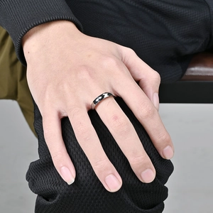 Gros plan d'une bague en carbure de tungstène de 4 mm avec motif à damier noir et blanc