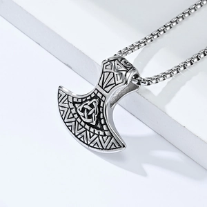 Collar de hacha de batalla vikinga nórdica en acero vintage con nudo triqueta celta