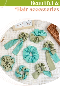 Détails d'un ensemble de chouchous en satin vert sauge et rayures avec de longs rubans