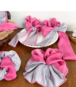 Détail de chouchous en mousseline rayés rose et vert menthe avec de longs rubans souples