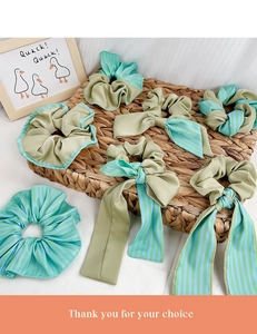 Ensemble de chouchous élégants en tissu vert clair et rayures bleues sur panier