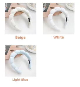 Détails de serre-têtes rembourrés en beige blanc et bleu clair en tissu texturé doux