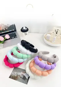Détails de serre-têtes en peluche rembourrés de différentes couleurs sur un bureau