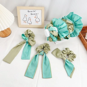 Set de chouchous en satin à rayures vertes avec nœud élégant et élastique plissé