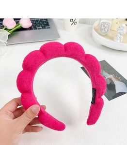 Détail d'un serre-tête nuage rose épais fabriqué en tissu éponge très doux