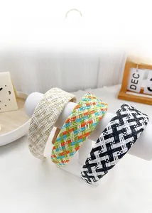 Détail de serre-têtes tressés à carreaux en crème, multicolore et texture damier noir