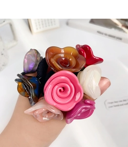 Detail von Rosenblüten-Haargummis in verschiedenen Farben wie Rosa und Marmorlila
