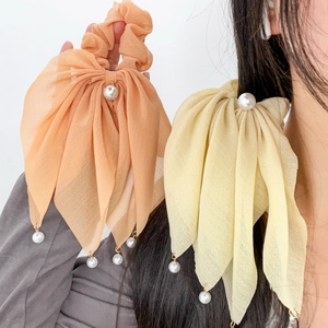 Chouchous élégants avec nœud en mousseline et perles blanches en orange et jaune clair