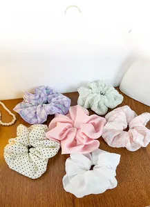 Vue à plat de chouchous en tissu variés, rose uni, à pois et à motifs à carreaux