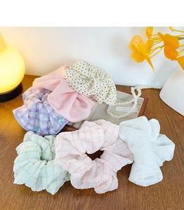 Détails de chouchous en tissu variés avec motifs à pois et à carreaux en mousseline de soie