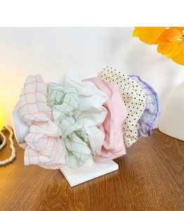 Détail de chouchous en tissu avec motifs floraux, à carreaux et à pois variés
