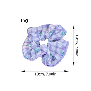 Chouchou géant en seersucker lilas à carreaux et motif floral avec un diamètre de 18 cm
