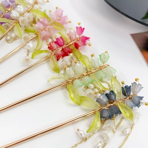 Elegante fermaglio per capelli mughetto con petali in resina colorata e perle