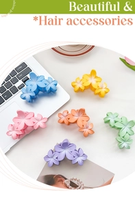 Détail des pinces à cheveux en forme de fleurs mates aux couleurs douces de macaron