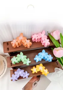 Lot de trois pinces à cheveux fleurs aux couleurs mates acidulées sur étagères
