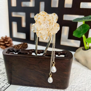 Elegant peony hairpin with golden tassels and pearls in a traditional Chinese style