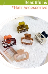 Vue détaillée d'un lot de 5 pinces à cheveux en acétate avec motifs cœur et rectangles