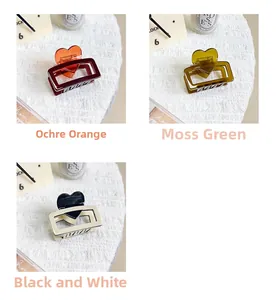 Trois variantes de pinces à cheveux cœur en orange ocre, vert mousse et noir et blanc chic