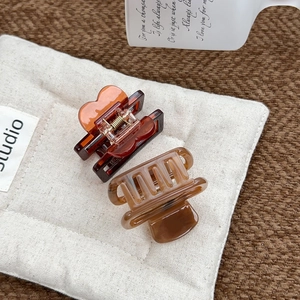 Ensemble de pinces à cheveux élégantes en acétate ambre et marbre sur fond minimaliste