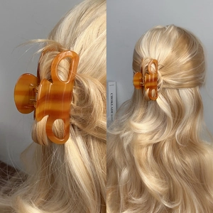 Pince à cheveux élégante en acétate écaille de tortue avec motif papillon évidé