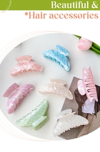 Gros plan sur des pinces à cheveux colorées en PVC avec lustre nacré et motifs mosaïque