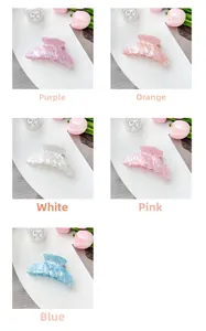Gros plan de pinces à cheveux en PVC aux couleurs acidulées et texture mosaïque