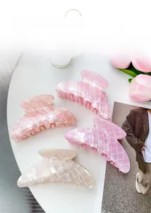 Détail de pinces à cheveux en PVC aux tons bonbon avec texture mosaïque nacrée d'été
