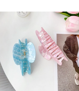 Détails des pinces à cheveux à damier bleu clair et rose avec finition nacrée