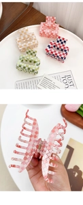 Détails de pinces à cheveux carrées à damier en couleurs rose, jaune et vert pastel