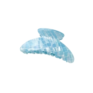 Pince à cheveux en PVC bleu clair avec motif en damier iridescent pour femmes