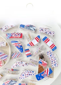 Vue de dessus de pinces à cheveux 4 Juillet avec motif drapeau américain sur fond blanc