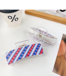 Détail de pinces à cheveux aux motifs du drapeau américain rouge blanc et bleu
