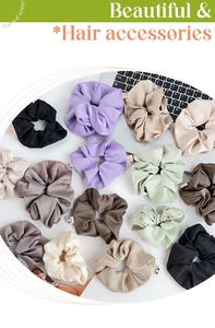 Satin scrunchies σε χρώματα Morandi με διακοσμητικές ετικέτες σε επίπεδη διάταξη γραφείου