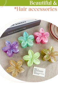 Dettaglio di sei mollette per capelli a forma di fiore con eleganti venature marmoree