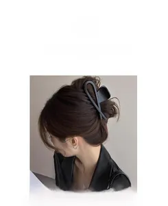 Vue détaillée d'une élégante pince à cheveux noire mate portée par un mannequin de style coréen