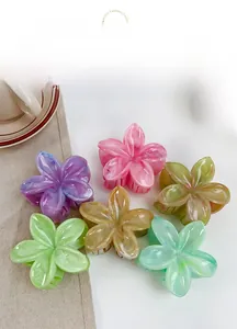 Dettaglio di sei mollette per capelli a forma di fiore in vari colori marmorizzati