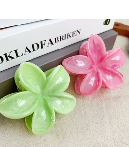 Dettaglio di pinze per capelli a fiore pastello rosa e verdi effetto marmorizzato